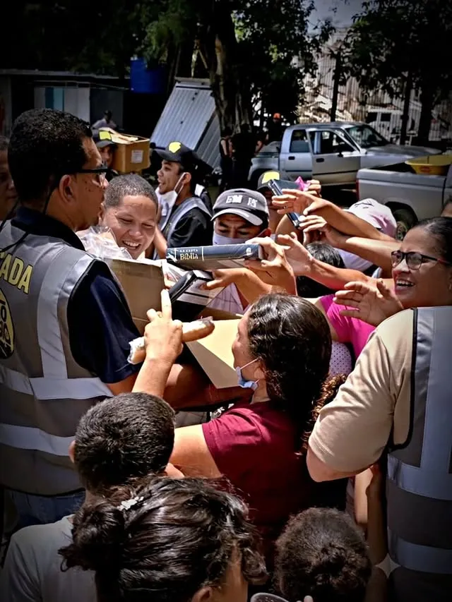 ¡Regálame una Biblia! ¡Yo quiero una Biblia!